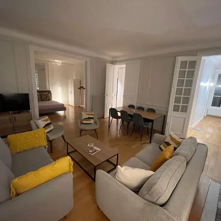 Champs-elysees, Avenue Montaigne Paris