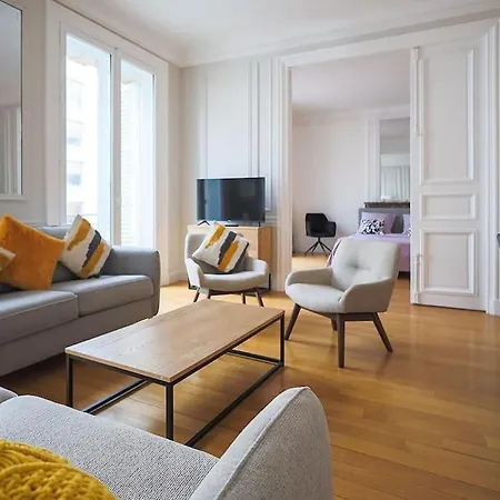 Champs-elysees, Avenue Montaigne *